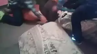 أربعة شباب شباب يملؤون مؤخرة محجبة ضيقة بقوة