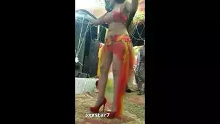 حركات عاهرة تجعل قضيباً مترهلاً يصبح صلباً للجنس