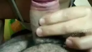 فتاة جزائرية فاجرة تمص زبًا ضخمًا في مشهد جنسي فموي خشن