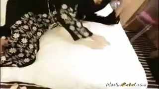 خيال جنسي مزدوج مع عربية مقنعة