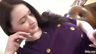 مدرس ناضج يمارس الجنس بقوة مع فتاة مراهقة في فصل دراسي إباحي