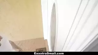 مراهقة بيضاء ضيقة تُدمر بقضيب كبير