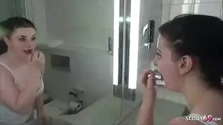 أخ وأخته يمارسان الجنس الساخن في الحمام