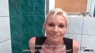 جنس خشن: شاب قاسي يضاجع عاهرة قذيفة بإباحية