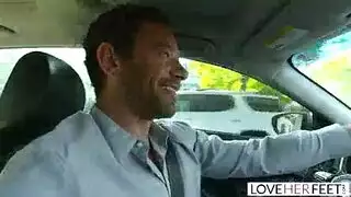 يمص فرجها المبلل ويعبد أقدامها