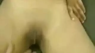 مراهقة مصرية تمارس الجنس مع صديقها في مشهد صريح