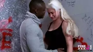 قضيب ضخم يمدد فتاة صغيرة الحجم إلى أقصى حد