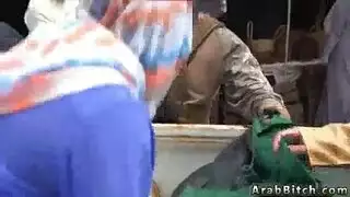 إيراكي هاردكور: المدرس ينيك طالبتين محجبات بشكل جماعي في مشهد ساخن