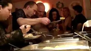 ‎أورجية نسوية بالكامل: أثداء ومؤخرات في كل مكان في السونا