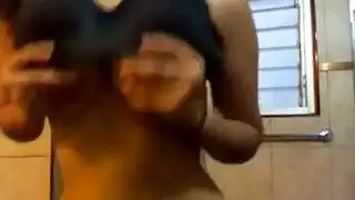 وجه مغطى، جسم عاري: عربية مثيرة تبرز أثداءها الرائعة