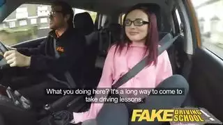 فتاة صغيرة تمارس الجنس مع معلمها في مركبة التدريب