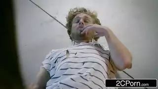 إباحية لاتينية قاسية: هي فتاة متاحة، فيملأها بذكوره بعمق