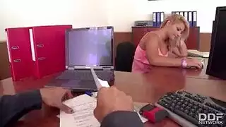 جنس صريح في المكتب: موظفون مثارون في ثلاثي جامح