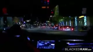 يدخل كل زبه بعنف