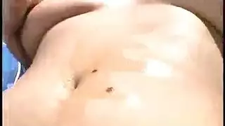 كوجر ألمانية ممتلئة الصدر تمارس الجنس بقوة بجانب المسبح في مشهد إباحي مثير