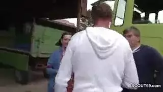 زيارة ميلف ألمانية للمزرعة تتحول إلى جماع إباحي قاسي في الخارج