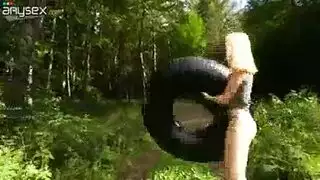 فتيات يتم ممارسة الجنس الجماعي معهن من قبل غرباء في حفلة برية جماعية