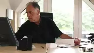 عاهرة حلق محترفة تظهر أن منعكس الاختلاق قد اختفى