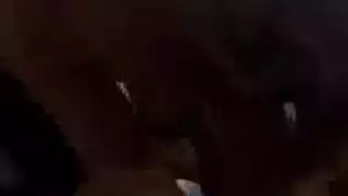 فتاة تتعرض للصفع والشرج على أريكة غرفة المعيشة