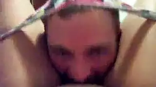 شاب شاب يلتهم ثدييها العصاريين بنهم