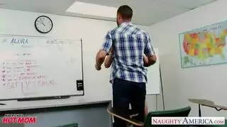 نيك عنيف في الحمام – زوجة الأب تُهيمن عليها