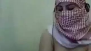 بتقول لها تعالي نيكيني يا ماما