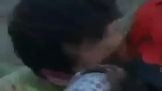 جلسة طحن صريحة: أثداء لوسي الكبيرة تعصر خلال جنس قوي في الكوخ