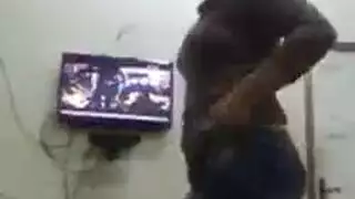 الراقصة المثيرة تحرك قضيبه الصلب بكل تفاعل