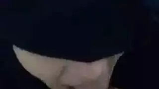 ينزع النقاب بينما تتوسل للضربات القاسية والقذف