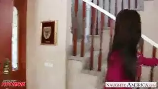 عاهرة كبيرة مثيرة تتعرض لجنس فموي عنيف من عشيقها الشاب