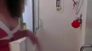 يشم ملابس اخته الداخلية