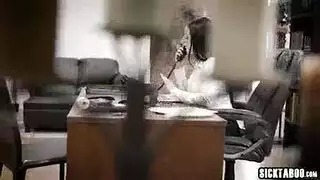 نكاية مكتبية سريعة: رئيس يمسك الثديين ويثقب فتحتها المبللة