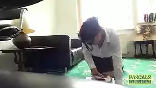 عاشقة أنجليزية ساخنة عشيقها يشرمطها نياكة على الأريكة و يصب لبنه على وجهها