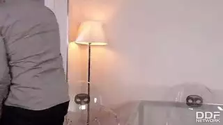 ثلاثي سحاقي ممتلئ الصدر يتحول إلى علاقة جماعية محمومة