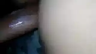 بايتون ذو القضيب الأسود الكبير يغوص عميقاً في مؤخرتها وكسها