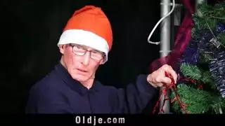 ازبار متعطشة للجنس ملتفة على فتاة جميلة في سكس جماعي و عيد الميلاد