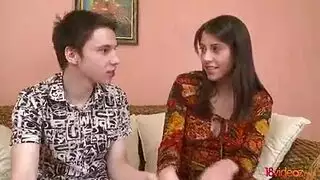 يعود من العمل لكي ينيكها