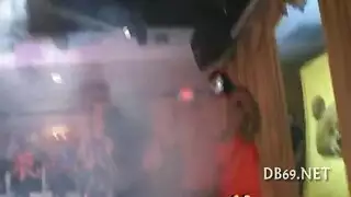 زوجة مشاركة: تبلغ ذروتها بقوة على قضيب وحشي