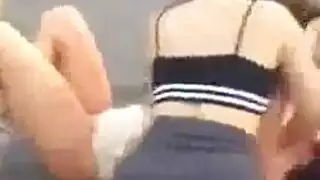 عمود أزرق عملاق يمارس الجنس بخشونة