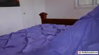 الأب يرى ابنته تتناك