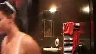 عاهرة شرجية تُضرب بواسطة شاب شهواني