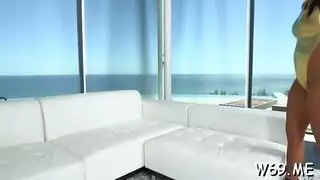 نساء جميلات يتناوبن على تقبيل فخذيها الحساسة في فيلم إباحي