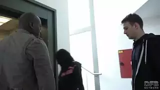 تدخل أصابعها بداخل طيز زوجها الديوث سكس