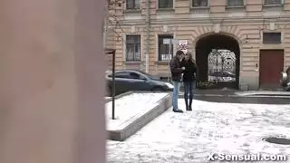 فتاة مشاغبة تفتح على مصراعيها لجنس شرجي قاس