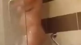 مراهقة مصرية ساخنة تنظف نفسها بعد جلسة إباحية