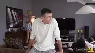 الاب يكشف ابنه لانه ينيك امه