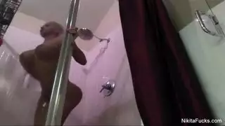 فعل مثلية صريح: نيكيتا تلمس كارلي بعمق في جلسة تدليك حميمة