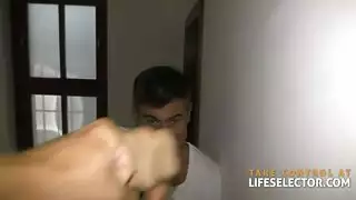 لانا رودز تعبد عمود رجلها الصلب بشغف وبهجة