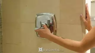 شقراوات عاهرات تمتلئ فتحاتهن في مشهد إباحي عنيف