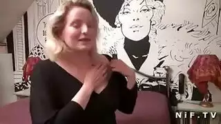 إكس إكس إكس مجاني: سمراء بالملابس الداخلية تظهر لسانها وتأخذ السائل المنوي